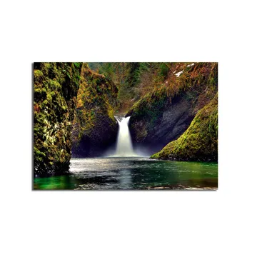 Canvastavla 70x100 cm - Vacker vattenfall som strömmar ner mellan gröna klippor i en naturskön miljö - Grön / Blå / Brun - Inredning - Tavlor & posters - Canvastavla