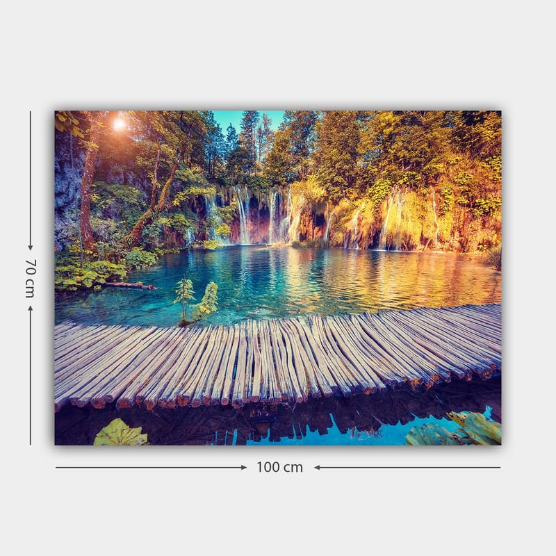 Canvastavla 70x100 cm - Vacker vattenfallsscen med klart blått vatten omgiven av frodig grönska och träd - Blå / Grön / Brun - Inredning - Tavlor & posters - Canvastavla