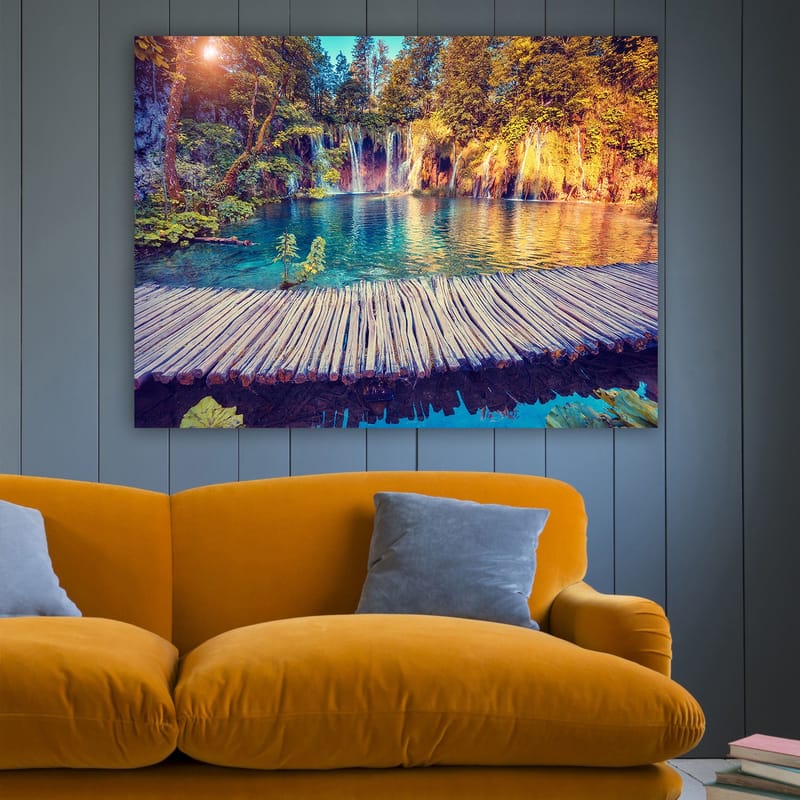 Canvastavla 70x100 cm - Vacker vattenfallsscen med klart blått vatten omgiven av frodig grönska och träd - Blå / Grön / Brun - Inredning - Tavlor & posters - Canvastavla