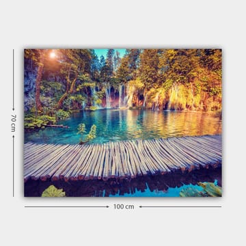 Canvastavla 70x100 cm - Vacker vattenfallsscen med klart blått vatten omgiven av frodig grönska och träd - Blå / Grön / Brun - Inredning - Tavlor & posters - Canvastavla