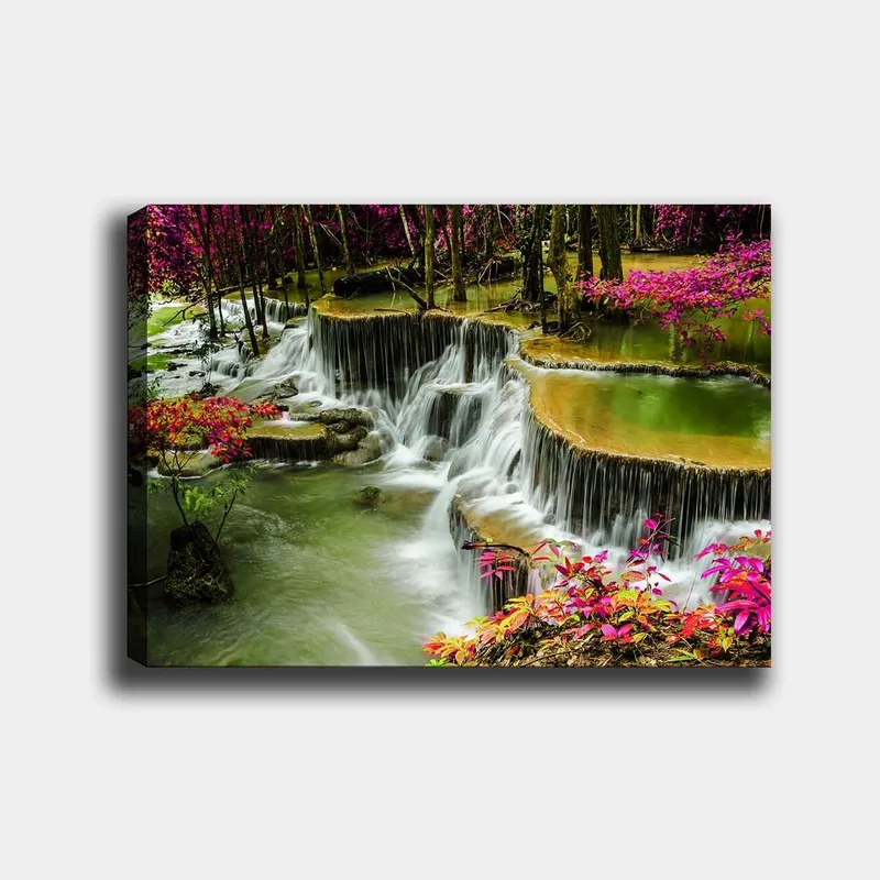 Canvastavla 70x100 cm - Vacker vattenfallsscen omgiven av färgglada blommor och grönskande träd, Grön / Rosa / Brun