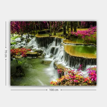 Canvastavla 70x100 cm - Vacker vattenfallsscen omgiven av färgglada blommor och grönskande träd - Grön / Rosa / Brun - Inredning - Tavlor & posters - Canvastavla