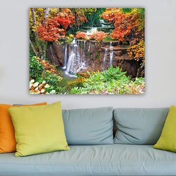 Canvastavla 70x100 cm - Vacker vattenfallsscen omgiven av färgglada höstlöv - Röd / Grön / Brun - Inredning - Tavlor & posters - Canvastavla