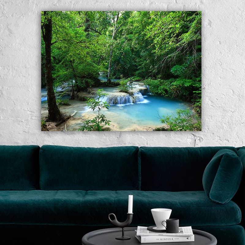 Canvastavla 70x100 cm - Vacker vattenfallsscen omgiven av frodig grönska - Grön / Blå / Beige - Inredning - Tavlor & posters - Canvastavla