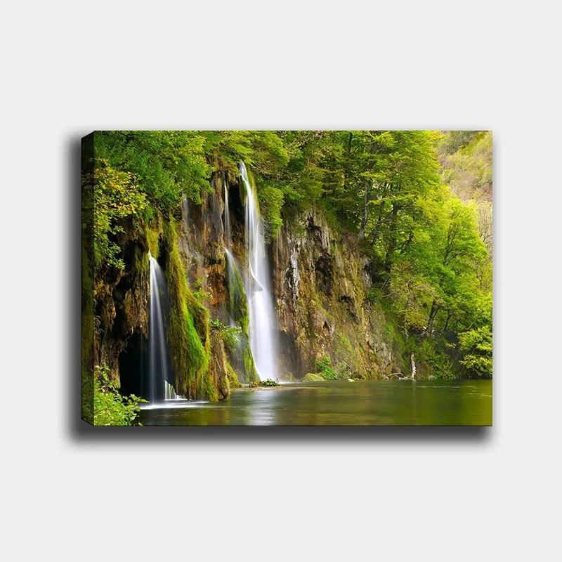 Canvastavla 70x100 cm - Vacker vattenfallsscen omgiven av frodig grönska, Grön / Brun / Vit