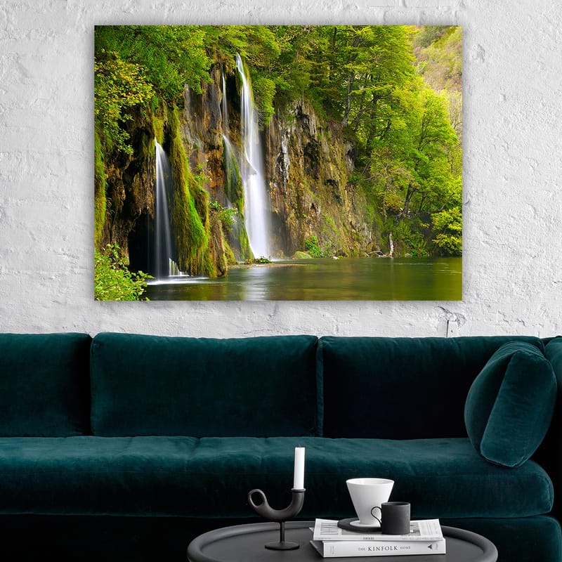 Canvastavla 70x100 cm - Vacker vattenfallsscen omgiven av frodig grönska - Grön / Brun / Vit - Inredning - Tavlor & posters - Canvastavla