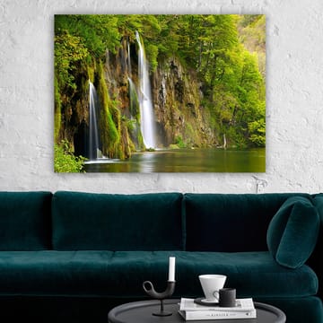 Canvastavla 70x100 cm - Vacker vattenfallsscen omgiven av frodig grönska - Grön / Brun / Vit - Inredning - Tavlor & posters - Canvastavla