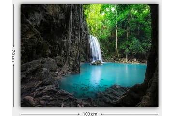 Canvastavla 70x100 cm - Vacker vattenfallsscen omgiven av frodig grönska och klart turkost vatten - Turkos / Grön / Grå - Inredning - Tavlor & posters - Canvastavla