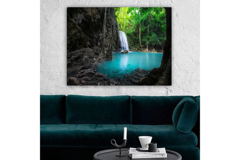 Canvastavla 70x100 cm - Vacker vattenfallsscen omgiven av frodig grönska och klart turkost vatten - Turkos / Grön / Grå - Inredning - Tavlor & posters - Canvastavla