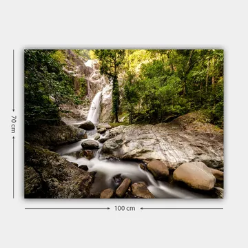 Canvastavla 70x100 cm - Vacker vattenfallsscen omgiven av frodig grönska och klippblock - Grön / Grå / Brun - Inredning - Tavlor & posters - Canvastavla