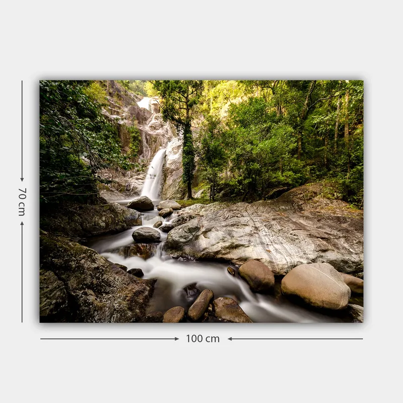 Canvastavla 70x100 cm - Vacker vattenfallsscen omgiven av frodig grönska och klippblock - Grön / Grå / Brun - Inredning - Tavlor & posters - Canvastavla