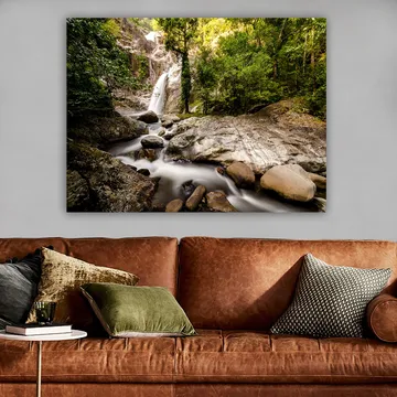 Canvastavla 70x100 cm - Vacker vattenfallsscen omgiven av frodig grönska och klippblock - Grön / Grå / Brun - Inredning - Tavlor & posters - Canvastavla