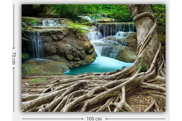 Canvastavla 70x100 cm - Vacker vattenfallsscen omgiven av frodig grönska och kraftiga trädstammar - Grön / Blå / Brun - Inredning - Tavlor & posters - Canvastavla