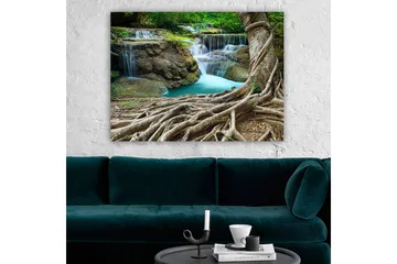 Canvastavla 70x100 cm - Vacker vattenfallsscen omgiven av frodig grönska och kraftiga trädstammar - Grön / Blå / Brun - Inredning - Tavlor & posters - Canvastavla