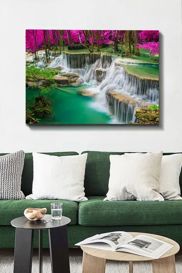 Canvastavla 70x100 cm - Vacker vattenfallsscen omgiven av frodig grönska och rosa blommor - Turkos / Rosa / Grön - Inredning - Tavlor & posters - Canvastavla