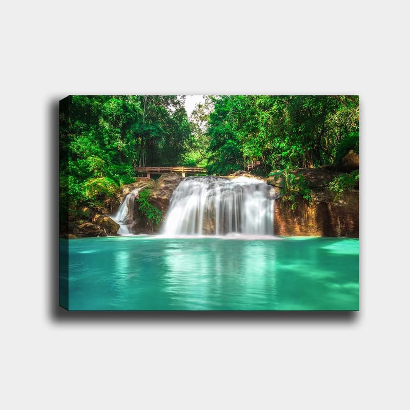 Canvastavla 70x100 cm - Vacker vattenfallsscen omgiven av frodig grönska, Turkos / Grön