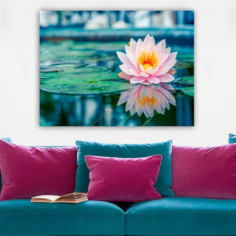 Canvastavla 70x100 cm - Vacker vattenlilja som flyter på en stilla sjö med gröna näckrosblad, Rosa / Grönt / Gult