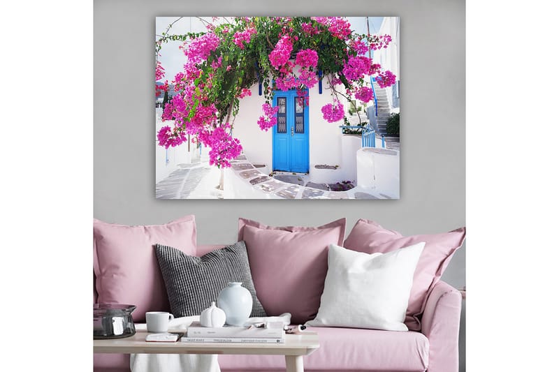 Canvastavla 70x100 cm - Vacker vit byggnad med en blå dörr omgiven av lila blommor - Lila / Blå / Grön - Inredning - Tavlor & posters - Canvastavla