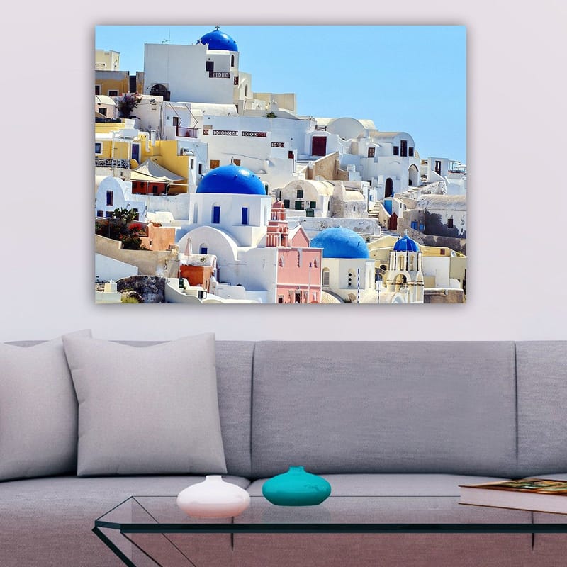 Canvastavla 70x100 cm - Vacker vy över de karakteristiska vita husen och blå kupolerna i Santorini - Blå / Vit / Rosa - Inredning - Tavlor & posters - Canvastavla