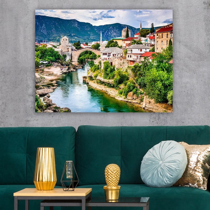 Canvastavla 70x100 cm - Vacker vy över en historisk bro som sträcker sig över en flod, omgiven av pittoreska hus och grönskande landskap - Grön / Blå / Röd - Inredning - Tavlor & posters - Canvastavla