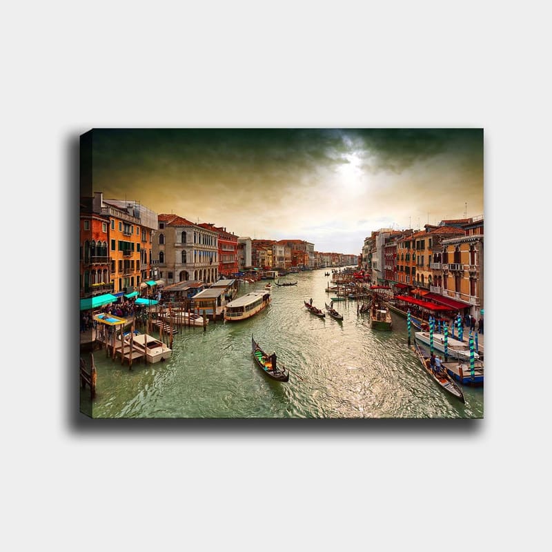 Canvastavla 70x100 cm - Vacker vy över en kanal i Venedig med gondoler och färgglada byggnader längs vattnet - Grön / Orange / Blå - Inredning - Tavlor & posters - Canvastavla