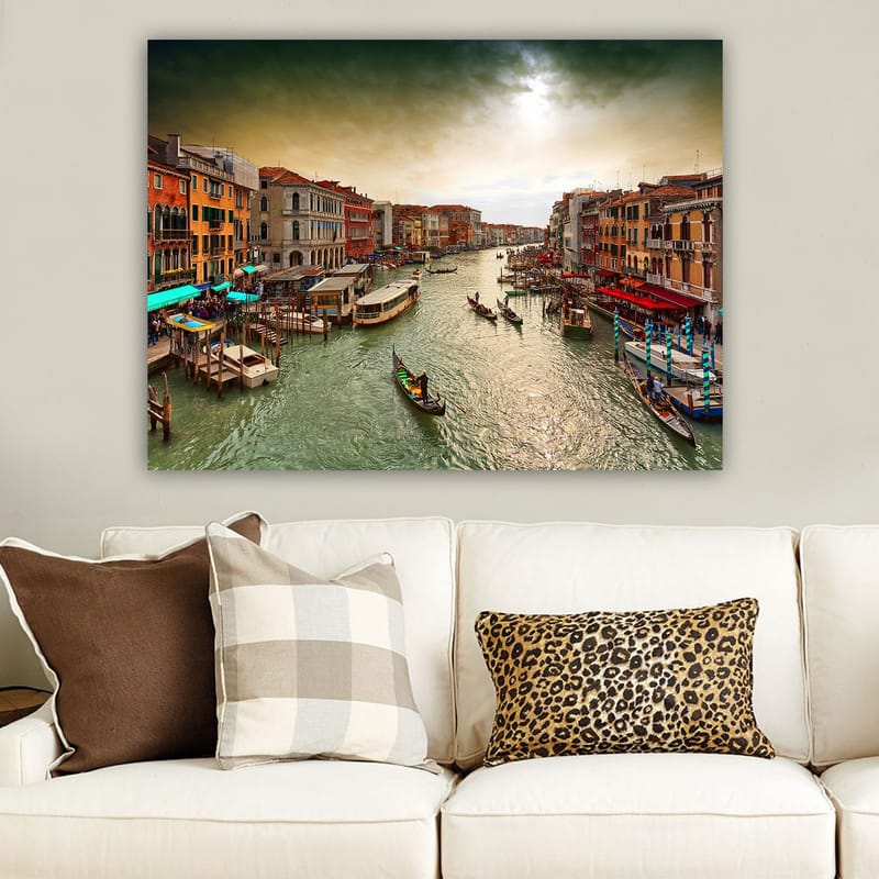 Canvastavla 70x100 cm - Vacker vy över en kanal i Venedig med gondoler och färgglada byggnader längs vattnet - Grön / Orange / Blå - Inredning - Tavlor & posters - Canvastavla