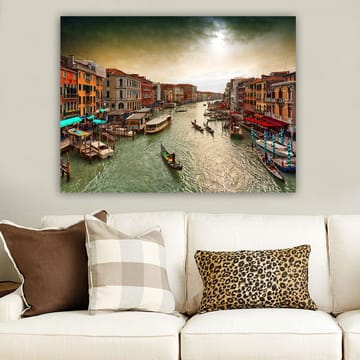 Canvastavla 70x100 cm - Vacker vy över en kanal i Venedig med gondoler och färgglada byggnader längs vattnet - Grön / Orange / Blå - Inredning - Tavlor & posters - Canvastavla