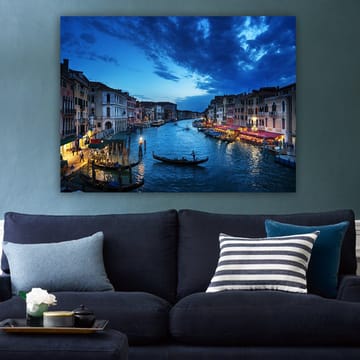 Canvastavla 70x100 cm - Vacker vy över en kanal i Venedig med gondoler och upplysta restauranger vid vattnet - Mörkblå / Ljusblå / Beige - Inredning - Tavlor & posters - Canvastavla