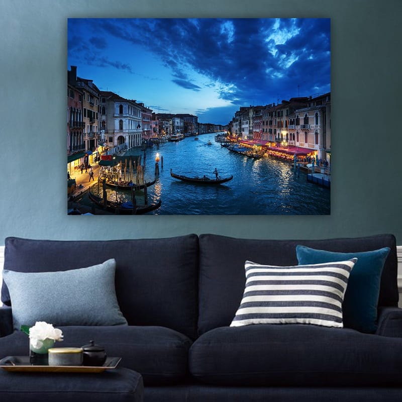 Canvastavla 70x100 cm - Vacker vy över en kanal i Venedig med gondoler och upplysta restauranger vid vattnet - Mörkblå / Ljusblå / Beige - Inredning - Tavlor & posters - Canvastavla