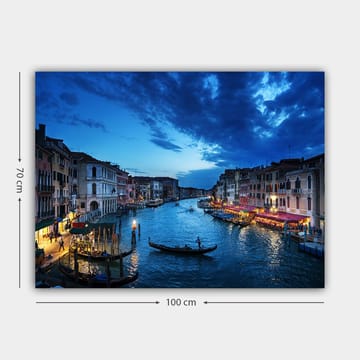 Canvastavla 70x100 cm - Vacker vy över en kanal i Venedig med gondoler och upplysta restauranger vid vattnet - Mörkblå / Ljusblå / Beige - Inredning - Tavlor & posters - Canvastavla