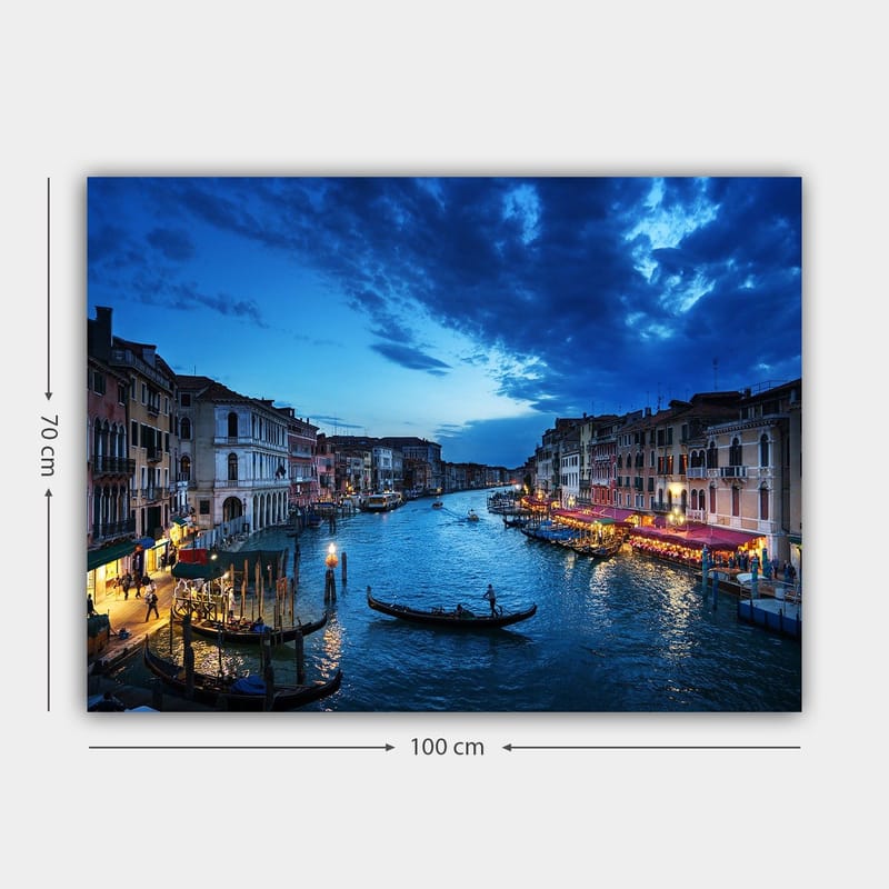 Canvastavla 70x100 cm - Vacker vy över en kanal i Venedig med gondoler och upplysta restauranger vid vattnet - Mörkblå / Ljusblå / Beige - Inredning - Tavlor & posters - Canvastavla