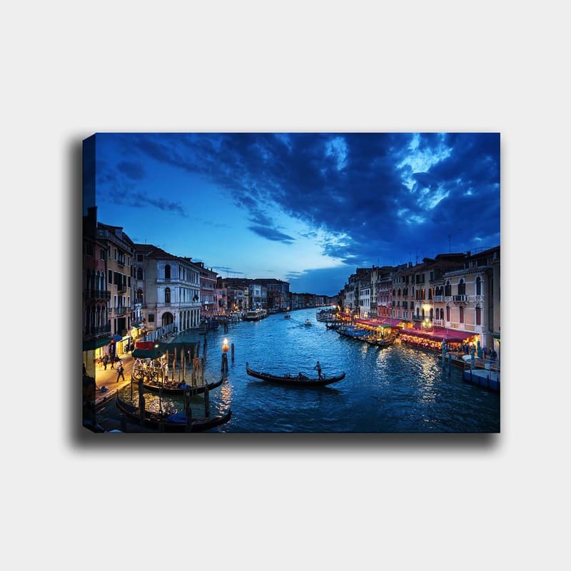 Canvastavla 70x100 cm - Vacker vy över en kanal i Venedig med gondoler och upplysta restauranger vid vattnet, Mörkblå / Ljusblå / Beige