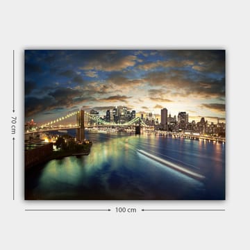 Canvastavla 70x100 cm - Vacker vy över en stad med en bro som sträcker sig över en glittrande flod vid skymning - Blå / Grön / Orange - Inredning - Tavlor & posters - Canvastavla