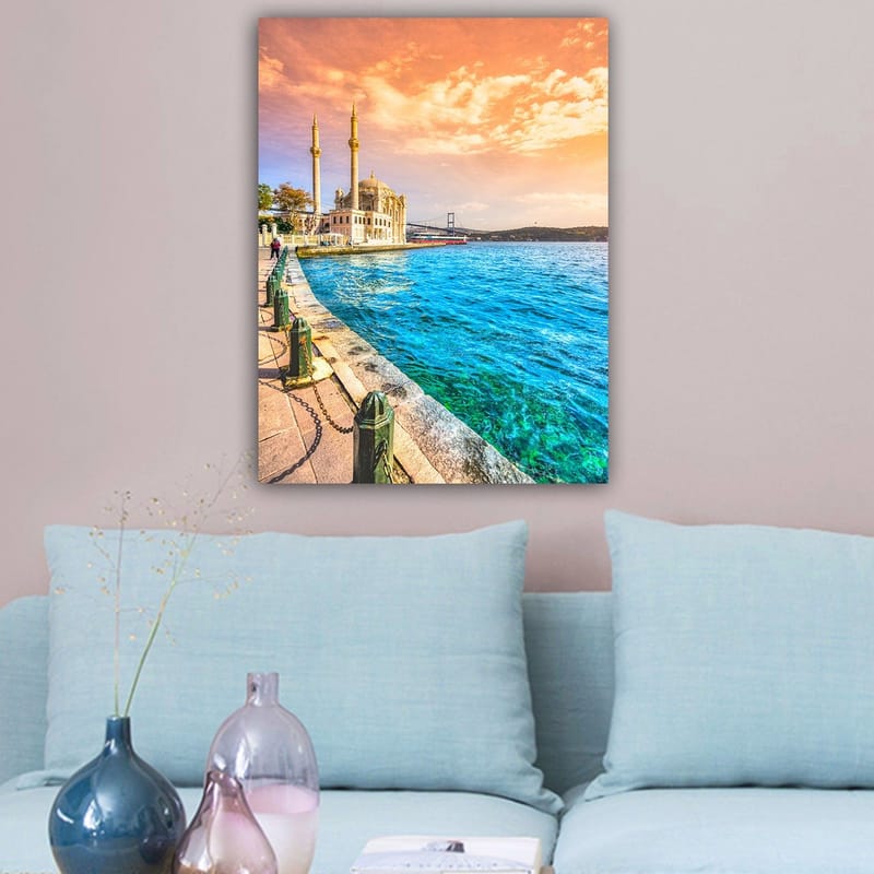Canvastavla 70x100 cm - Vacker vy av en moské vid vattnet med en bro i bakgrunden under en färgsprakande himmel - Blå / Orange / Beige - Inredning - Tavlor & posters - Canvastavla