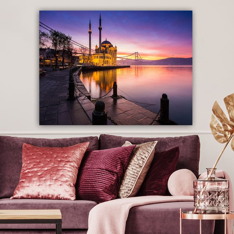 Canvastavla 70x100 cm - Vacker vy av en moské vid vattnet under en färgstark solnedgång - Lila / Orange / Gult - Inredning - Tavlor & posters - Canvastavla