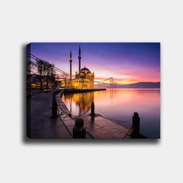 Canvastavla 70x100 cm - Vacker vy av en moské vid vattnet under en färgstark solnedgång - Lila / Orange / Gult - Inredning - Tavlor & posters - Canvastavla