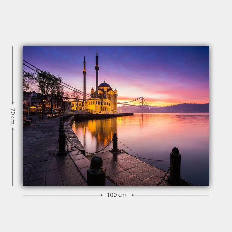 Canvastavla 70x100 cm - Vacker vy av en moské vid vattnet under en färgstark solnedgång - Lila / Orange / Gult - Inredning - Tavlor & posters - Canvastavla