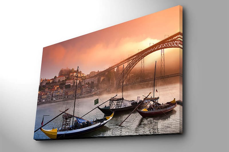Canvastavla 70x100 cm - Vacker vy av floden med traditionella båtar och en majestätisk bro i bakgrunden, omgiven av färgglada hus - Orange / Blå / Gul - Inredning - Tavlor & posters - Canvastavla