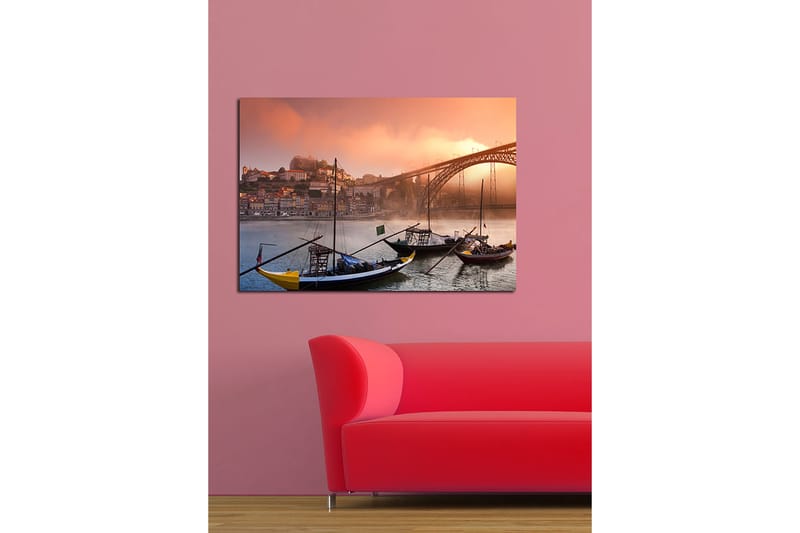 Canvastavla 70x100 cm - Vacker vy av floden med traditionella båtar och en majestätisk bro i bakgrunden, omgiven av färgglada hus - Orange / Blå / Gul - Inredning - Tavlor & posters - Canvastavla