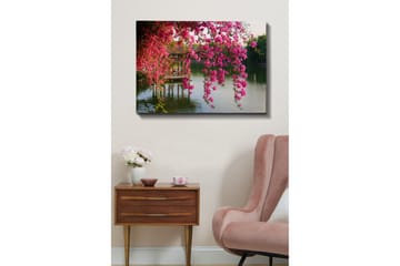 Canvastavla 70x100 cm - Vacker vy med blommande bougainvillea som hänger över en stilla sjö och en traditionell paviljong i bakgrunden - Rosa / Grön / Blågrå - Inredning - Tavlor & posters - Canvastavla
