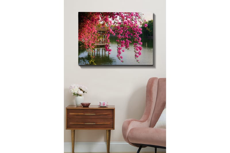Canvastavla 70x100 cm - Vacker vy med blommande bougainvillea som hänger över en stilla sjö och en traditionell paviljong i bakgrunden - Rosa / Grön / Blågrå - Inredning - Tavlor & posters - Canvastavla