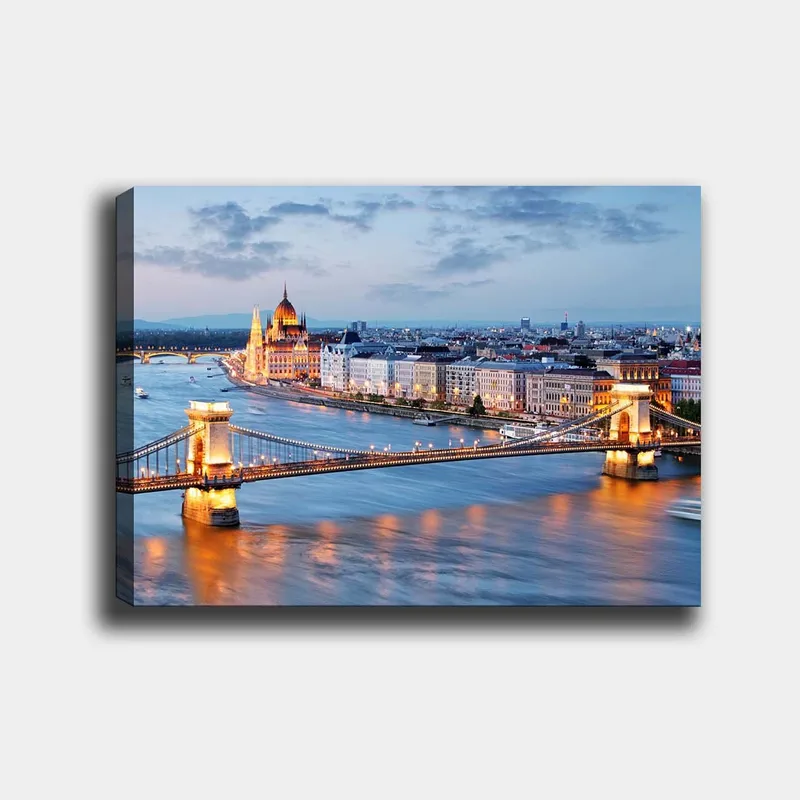 Canvastavla 70x100 cm - Vacker panoramavy över Budapest med fokus på kedjebron och det unika parlamentet vid floden Donau, Blå / Guld / Vit