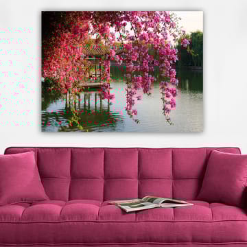 Canvastavla 70x100 cm - Vacker paviljong omgiven av blommande bougainvillea vid en stilla sjö - Rosa / Grön / Blå - Inredning - Tavlor & posters - Canvastavla
