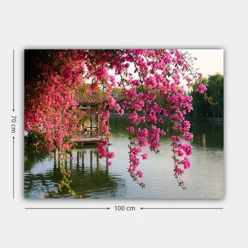 Canvastavla 70x100 cm - Vacker paviljong omgiven av blommande bougainvillea vid en stilla sjö - Rosa / Grön / Blå - Inredning - Tavlor & posters - Canvastavla