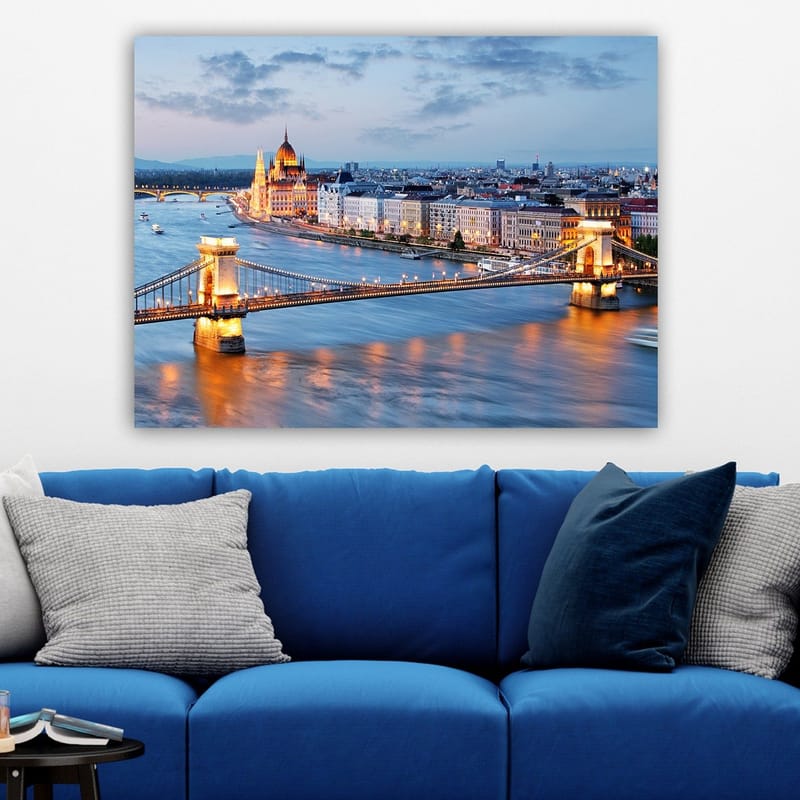 Canvastavla 70x100 cm - Vacker panoramavy över Budapest med fokus på kedjebron och det unika parlamentet vid floden Donau - Blå / Guld / Vit - Inredning - Tavlor & posters - Canvastavla