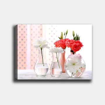 Canvastavla 70x100 cm - Vackra blommor i glasvaser som skapar en fräsch och livlig atmosfär - Vit / Korall / Grön - Inredning - Tavlor & posters - Canvastavla