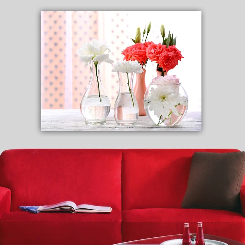 Canvastavla 70x100 cm - Vackra blommor i glasvaser som skapar en fräsch och livlig atmosfär - Vit / Korall / Grön - Inredning - Tavlor & posters - Canvastavla