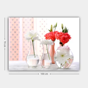 Canvastavla 70x100 cm - Vackra blommor i glasvaser som skapar en fräsch och livlig atmosfär - Vit / Korall / Grön - Inredning - Tavlor & posters - Canvastavla