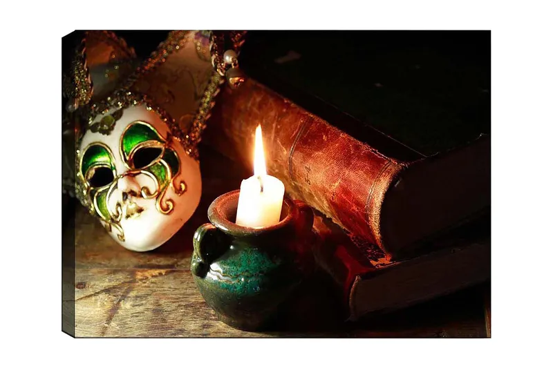 Canvastavla 70x100 cm - Venetiansk mask i fokus med en brinnande ljus och gamla böcker i bakgrunden, Grön / Brun / Vit