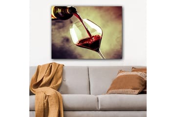 Canvastavla 70x100 cm - Vinflaska hälls i ett glas med rödvin som skapar en elegant och inbjudande atmosfär - Röd / Grön / Gul - Inredning - Tavlor & posters - Canvastavla